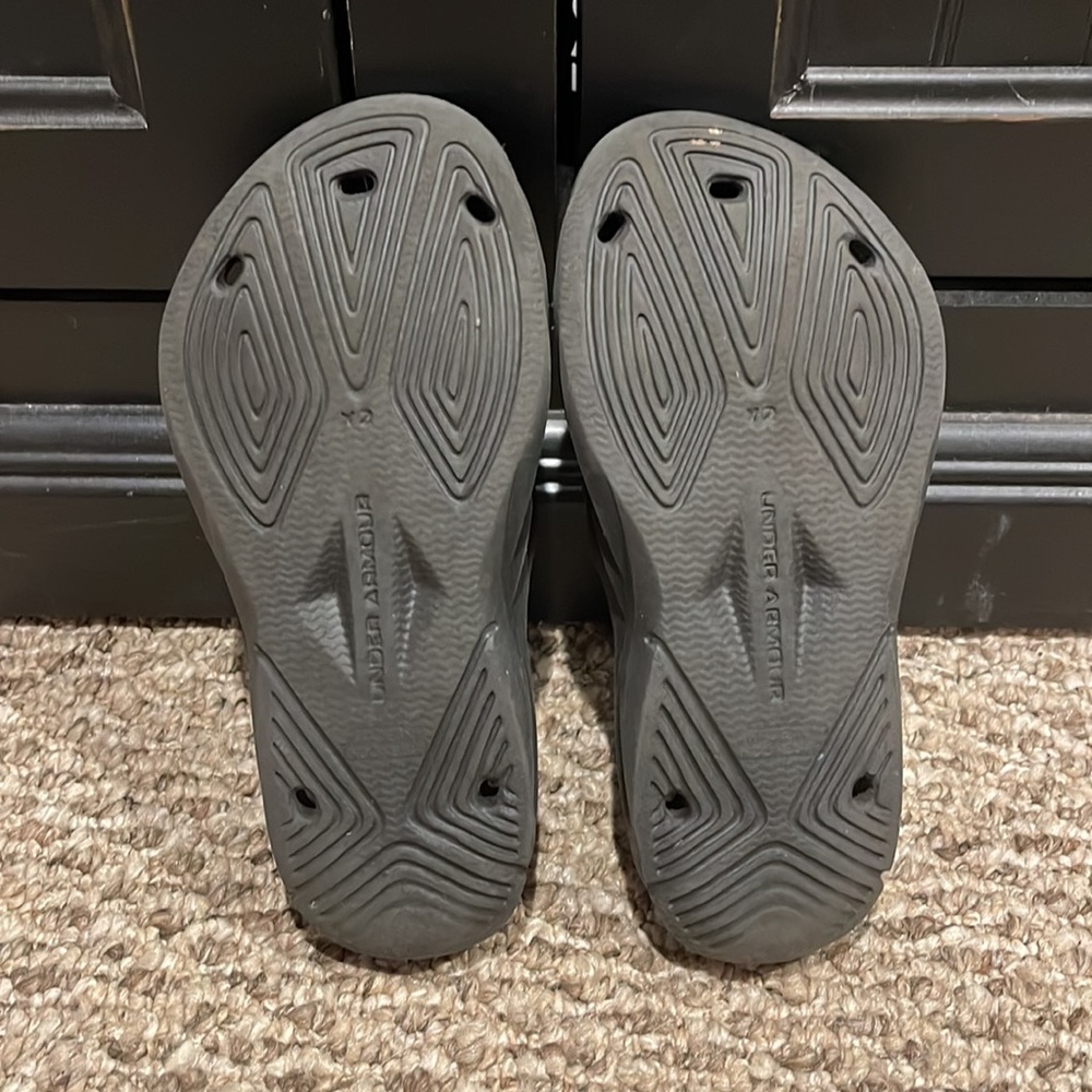 Under Armour Black Size 2 Slides - Picture 3 of 3